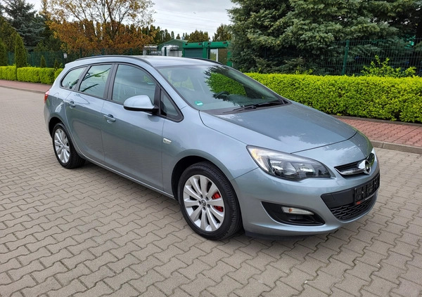 Opel Astra cena 32800 przebieg: 207000, rok produkcji 2014 z Żyrardów małe 232